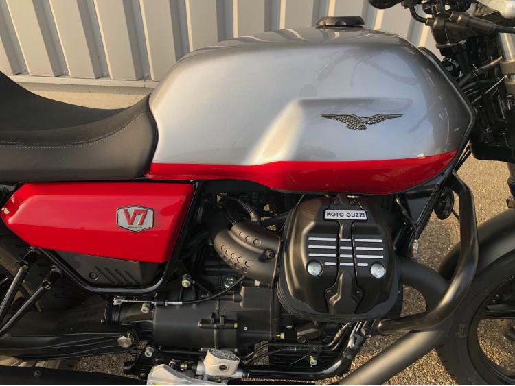 MOTO GUZZI V7